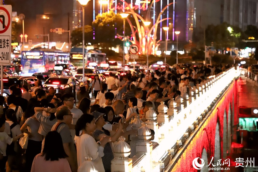 南明橋上觀賞甲秀樓游客絡繹不絕。人民網 顧蘭云攝