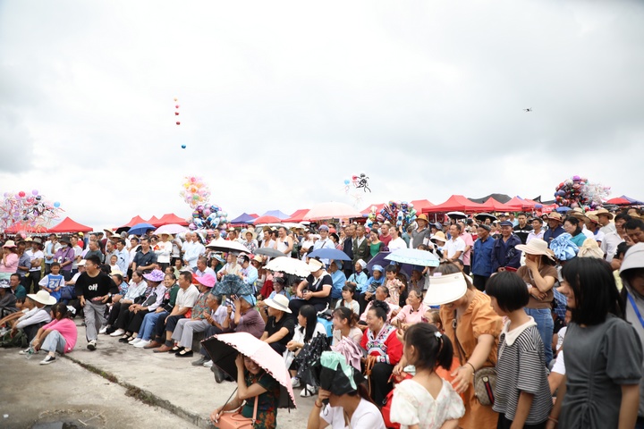 觀眾觀看表演。