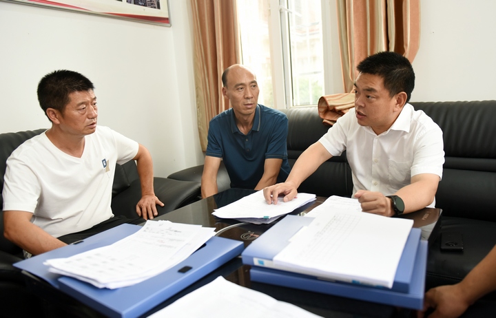 唐友波（右一）調研督導鞏固拓展脫貧攻堅成果同鄉村振興有效銜接工作。