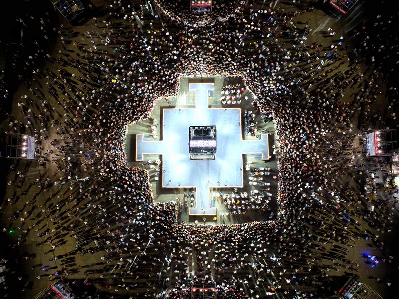 8月22日晚，綏陽縣詩鄉廣場觀看“天生兄妹”公益直播巡演演出觀眾熱情高漲。胡黎曦 攝.jpg