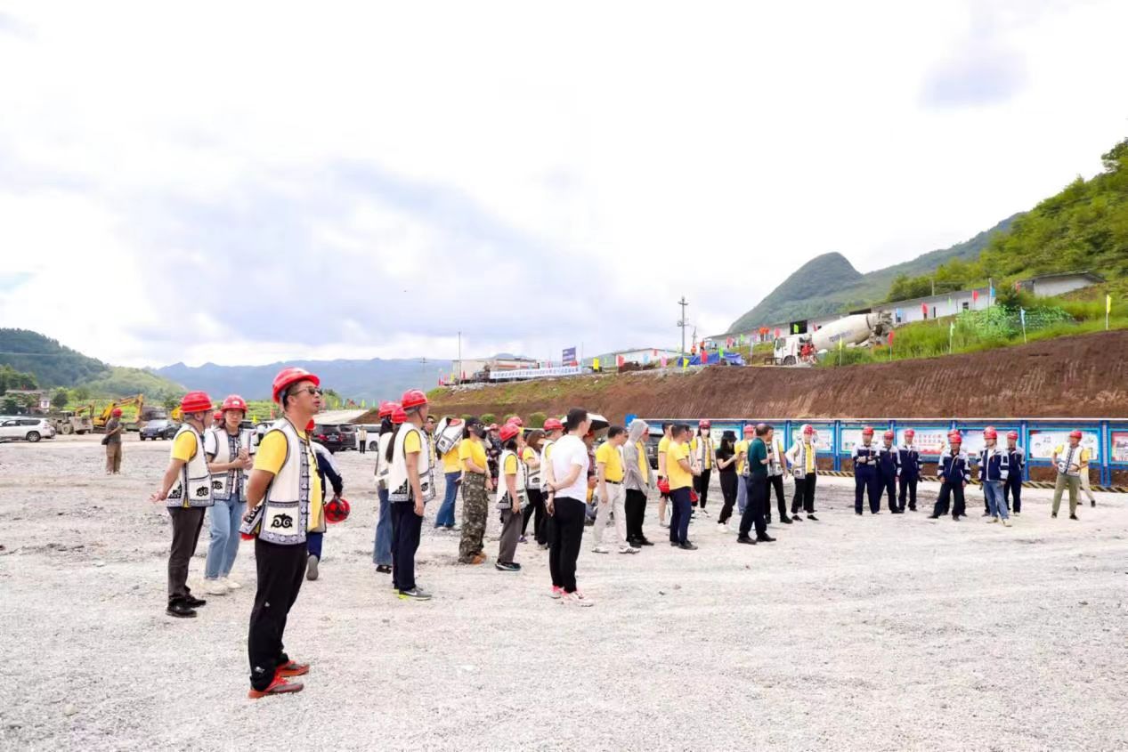 與會企業家參觀考察豬拱塘鉛鋅礦開采建設項目產業園區。