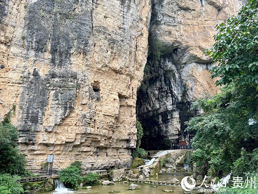 幽深的巖門大洞。。人民網 李麗萍攝