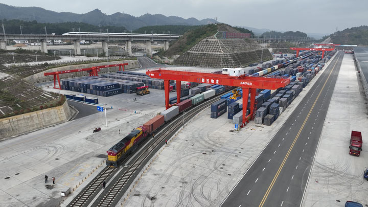 繁忙的貴陽國際陸港。貴陽綜保區供圖