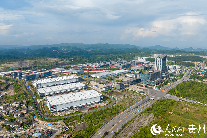 航拍貴陽綜保區。人民網記者 涂敏攝