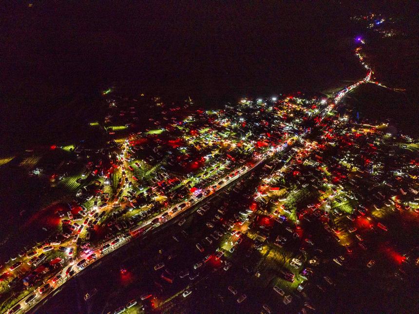 貴州省畢節市赫章縣阿西里西大草原火把節現場車水馬龍，游客絡繹不絕。羅大富攝
