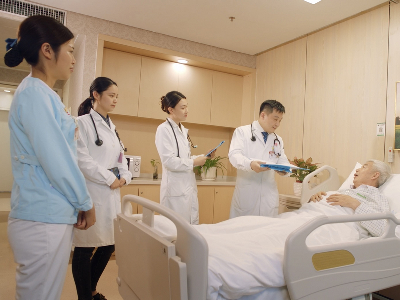 張善穩（右二）查房了解患者情況。受訪者供圖