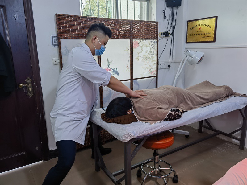 貴陽市烏當區阿栗村村醫劉歡給群眾做中醫推拿。曾浩洋、楊承濤供圖