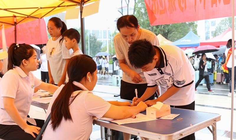 新校開學！獨山第六中學迎來首批學生。