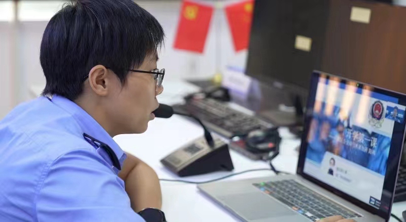 2、勺米派出所民警陽祎開始給全鎮師生上法治開學第一課。