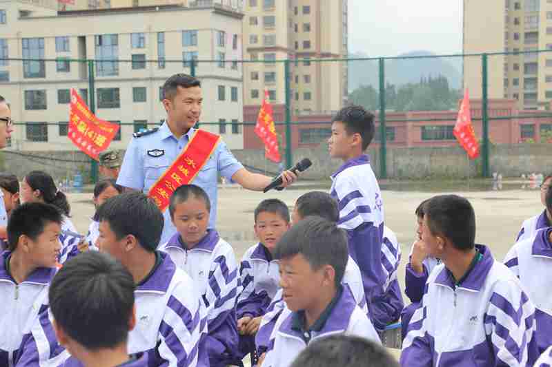 4、講好“開學第一課”！水城公安“青楓”宣講小分隊走進老鷹山中學。