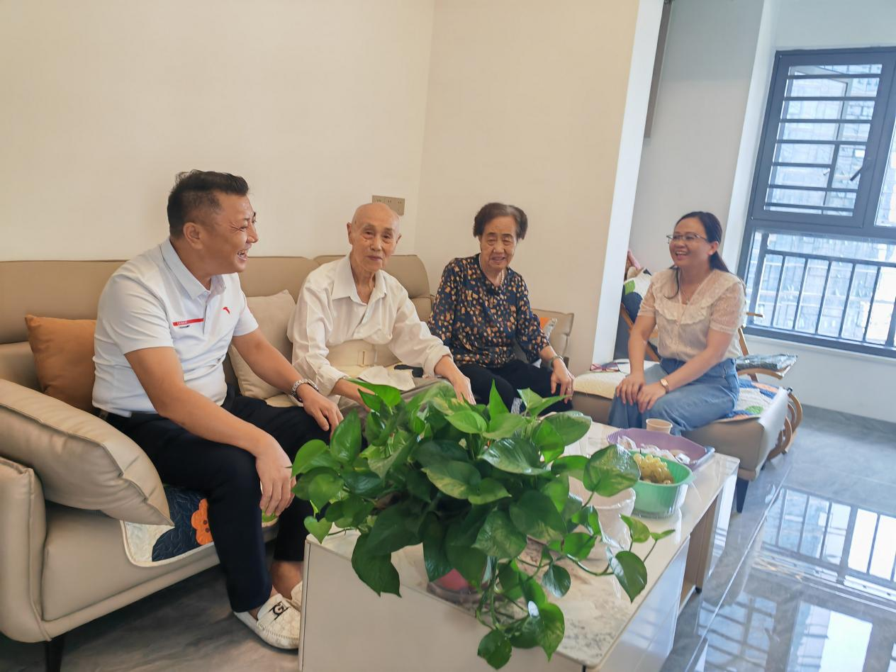 圖為看望生病住院的離休干部。