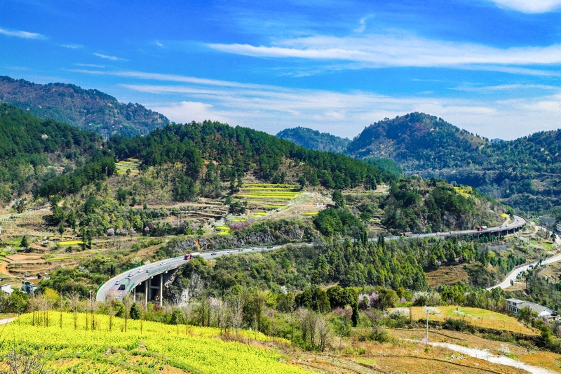 在G212蘭龍線，大山里的“絡繹不絕”。貴陽公路管理局供圖