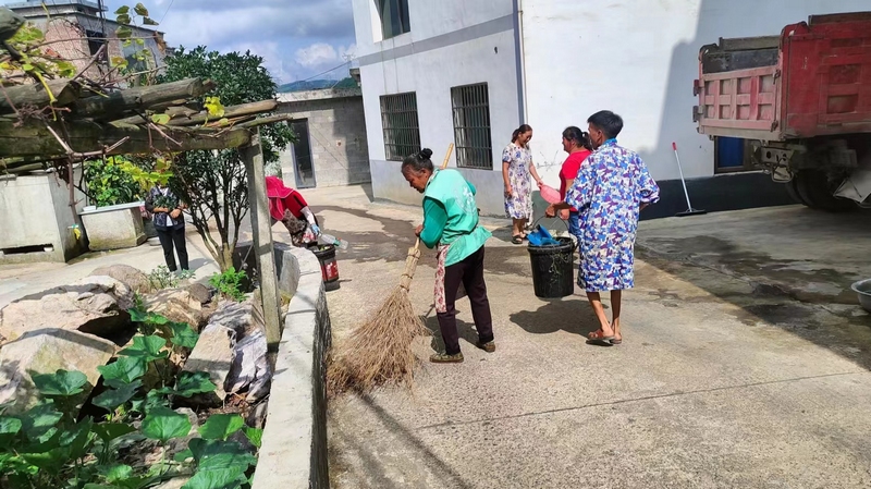 村民打掃自家院落。