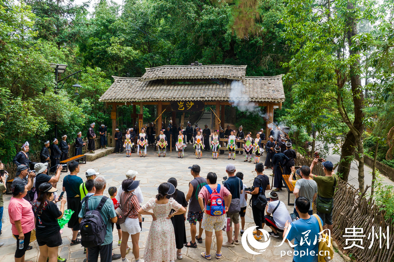 岜沙苗寨鳴槍迎客。人民網記者 涂敏攝