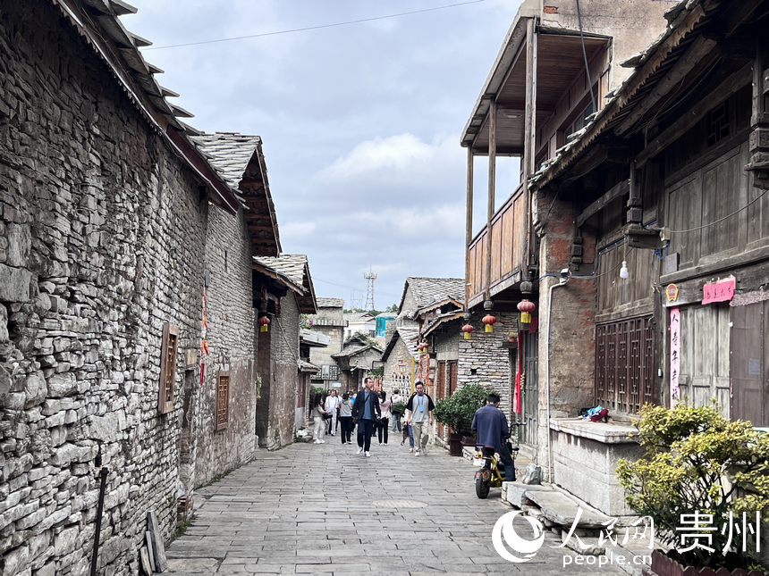 屯堡寨子風光。人民網 陳潔泉攝  