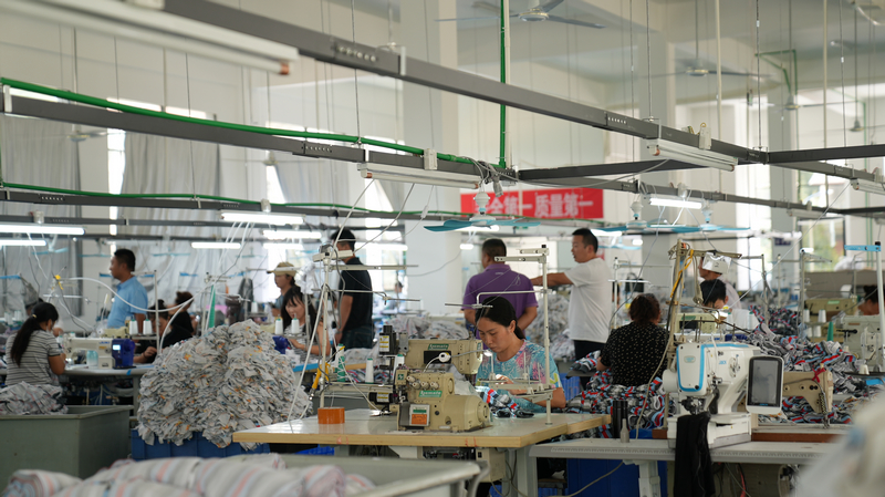 寬敞明亮的廠房內，縫紉機的“噠噠”聲不絕于耳，60余名工人正在各自的崗位上熟練地進行裁剪、縫制、熨燙，加緊趕制銷往海外的服裝訂單。思南縣融媒體中心供圖