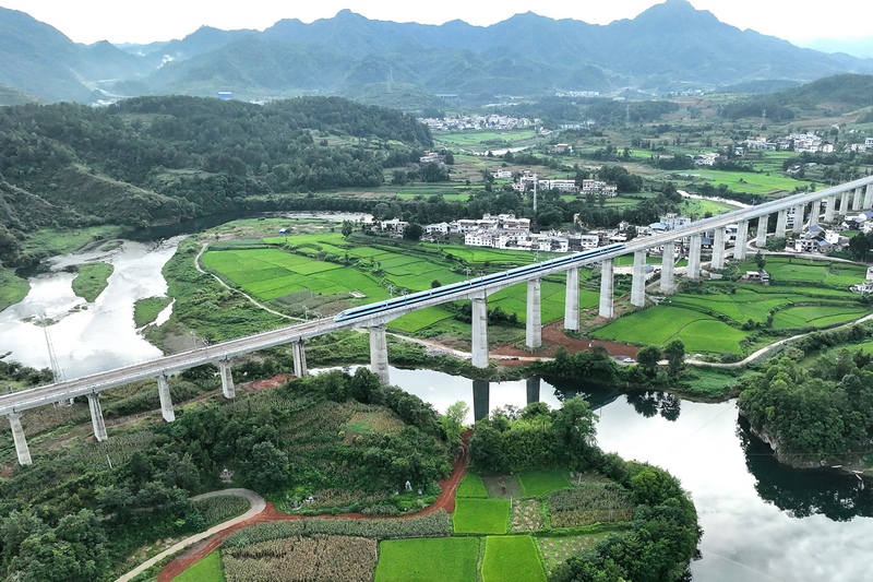 貴南高鐵即將全線貫通運營。圖片由國鐵成都局提供