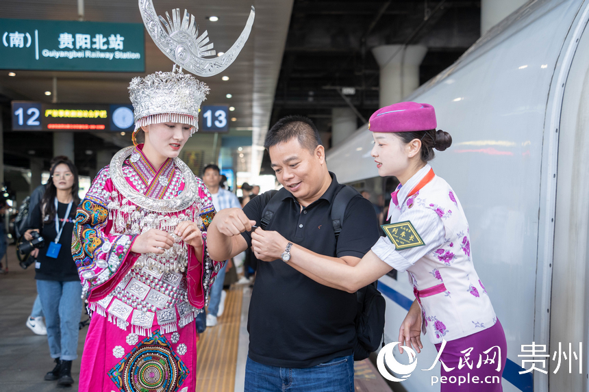 貴南高鐵正式開通運營。人民網 陽茜攝