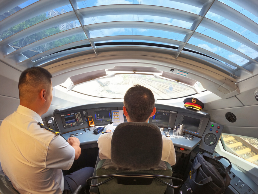 貴南高鐵駕駛室平穩駕駛。圖片由貴陽機務段提供