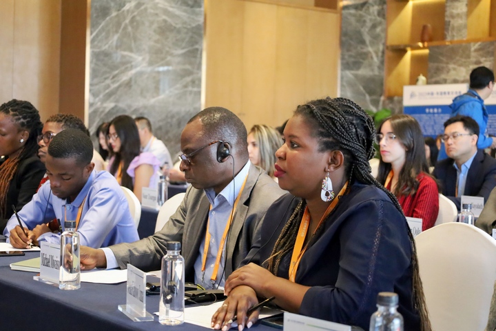 與會嘉賓聆聽主旨演講。付吉昌攝