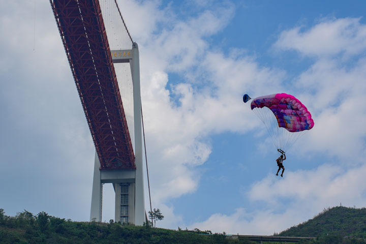2023國際高橋極限運動邀請賽（壩陵河大橋站）開賽。龍建睿攝