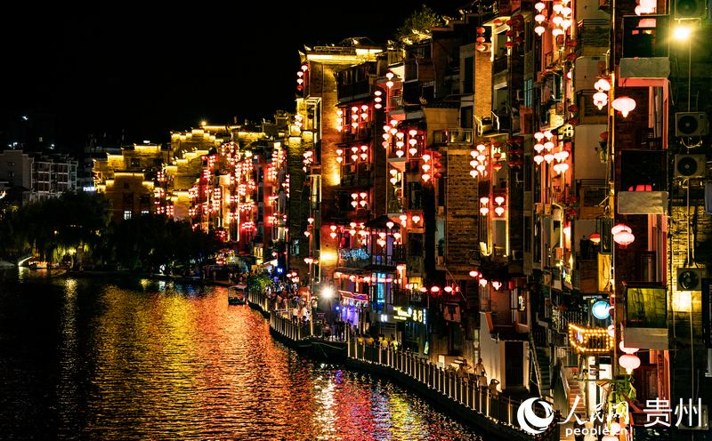 華燈初上，鎮遠古城兩岸燈火通明。人民網 陽茜攝.jpg