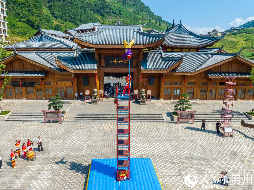 民族特技表演。人民網 陽茜攝