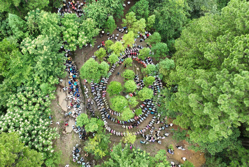 “爬坡節”現場，村民在跳蘆笙舞（無人機照片）。陸德華攝
