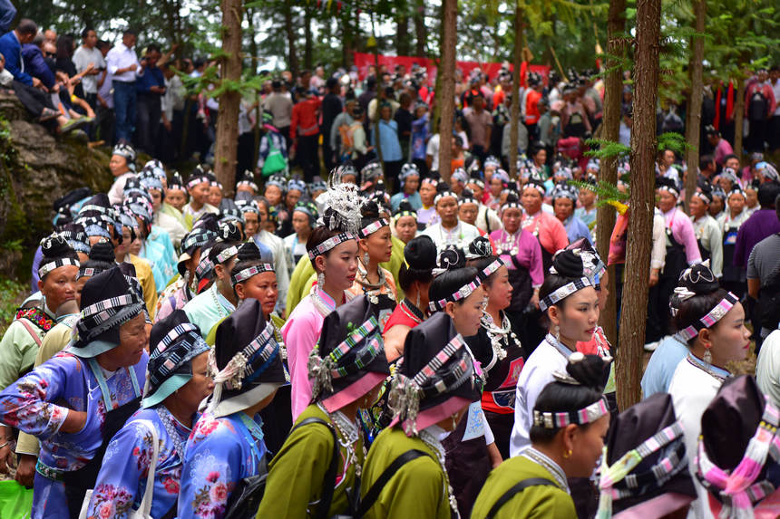 村民在“爬坡節”現場跳蘆笙舞。潘皇權攝