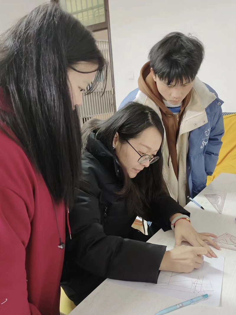 胡?，摚ㄖ校閷W生答疑解惑。受訪者供圖