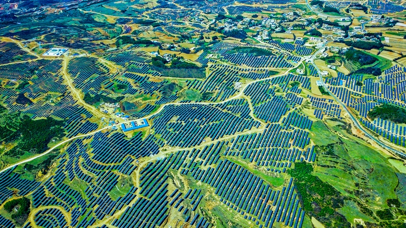 威寧百萬千瓦新能源基地二期光伏區——貴州金元威寧能源龍場電站。劉大珩攝