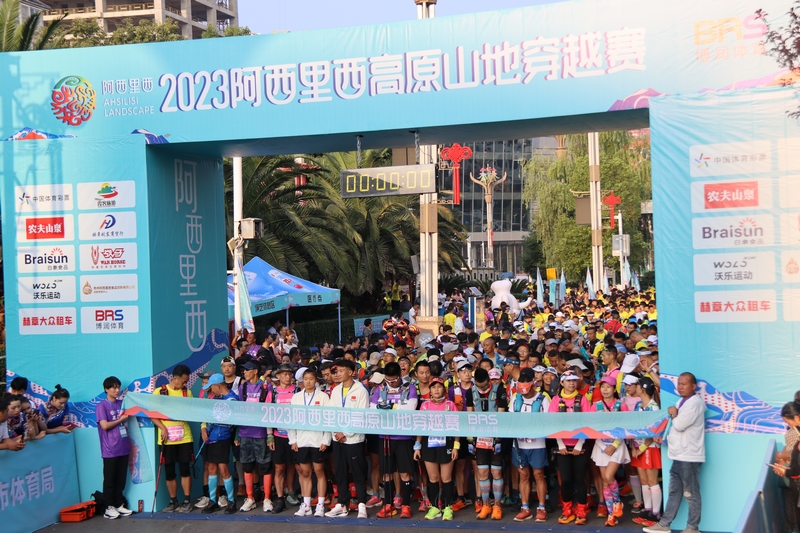 運動員們正準備起跑。林萍攝