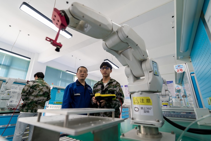 教師指導學生開展技能培訓。貴陽職業技術學院供圖