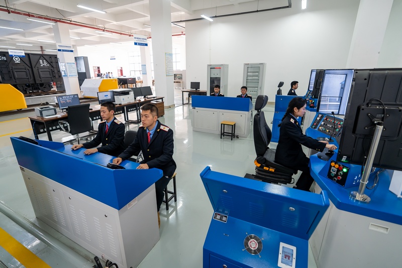 學生在實訓基地檢驗技能成果。貴陽職業技術學院供圖