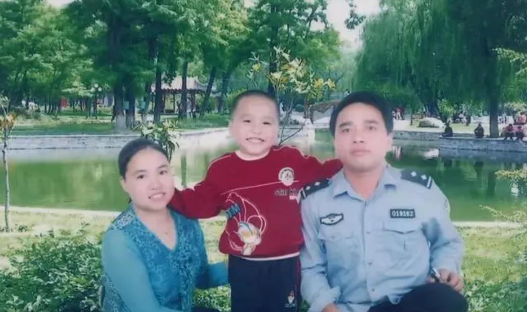 梁浩一家三口的合影。圖片由榕江縣公安局提供