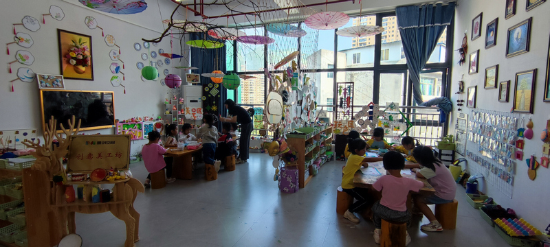 9月6日，赫章縣第七幼兒園幼兒在創意美工坊上課。胡彥攝