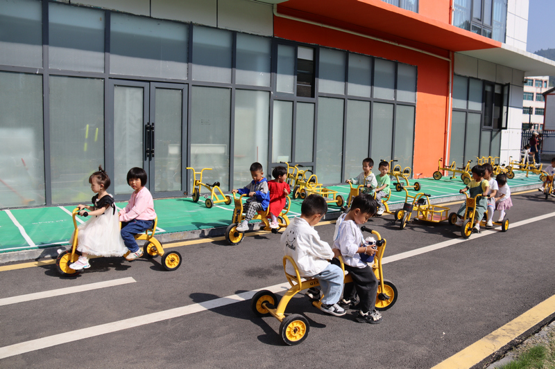 9月6日，赫章縣第七幼兒園幼兒在騎平衡車。胡彥攝