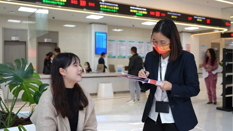 觀山湖區紀委監委監督組向群眾詳細了解觀山湖區政務大廳窗口服務情況。