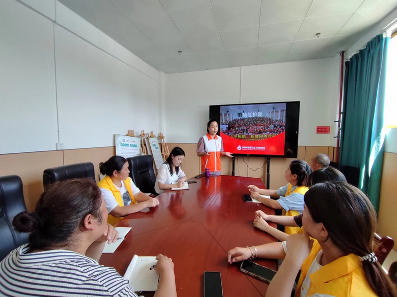 大朗組團社工在智慧養老院開展專業康復護理培訓課。