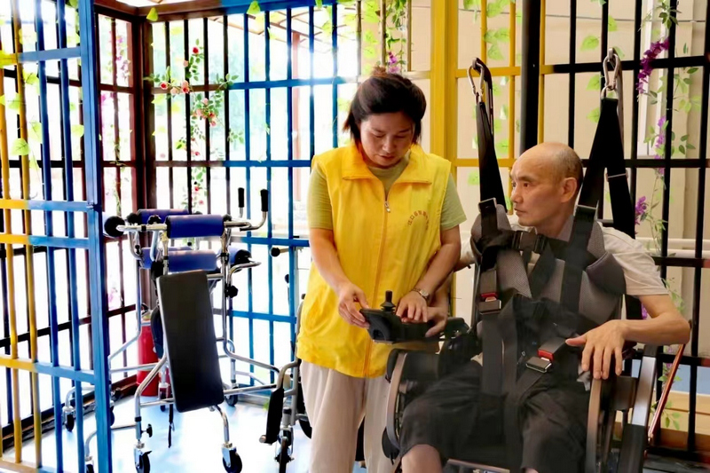 護理員組織老人開展康復理療。