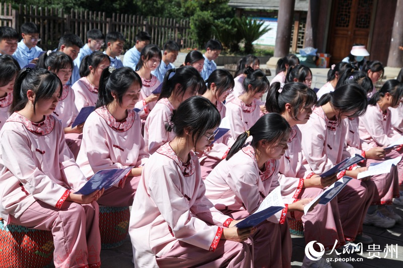 誦讀《仡佬賦》。人民網 王秀芳攝