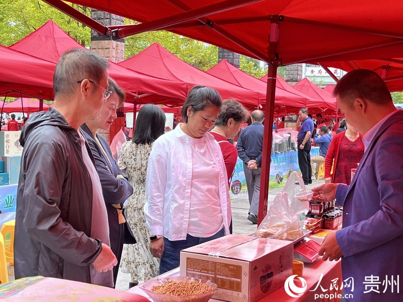 展示會現場，市民正在選購優質農產品。人民網 陳潔泉攝.jpeg