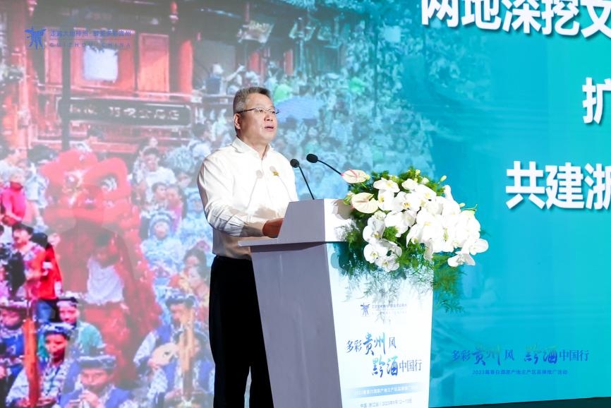 貴州省人大常委會副主任王世杰發言。