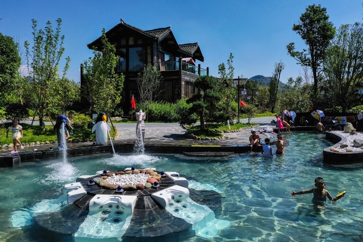 百里杜鵑溫泉。