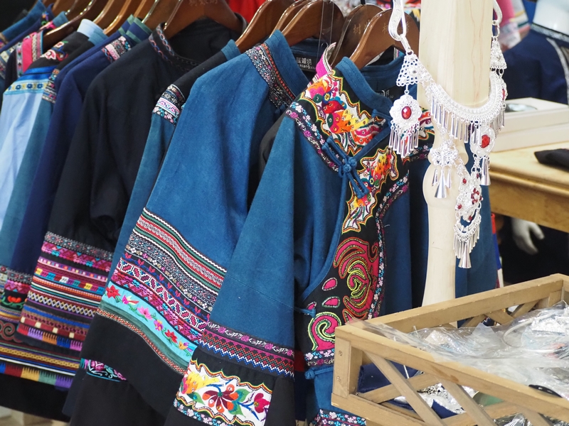 望謨縣“五老”民族文化傳承基地里的刺繡產品。邱沁一 攝