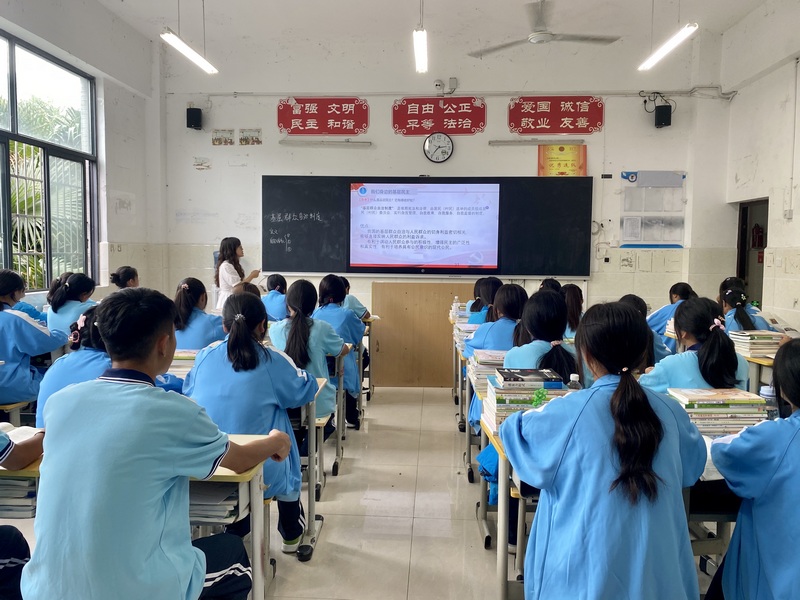 珠海援黔老師正在上課。