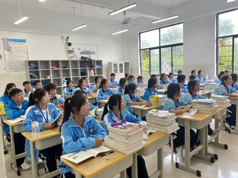 認真聽課的同學們。