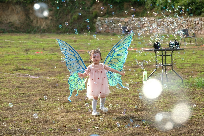 9月30日，在施秉縣甘溪鄉望城村，不少游客帶孩子到此度過歡樂祥和的中秋、國慶節。