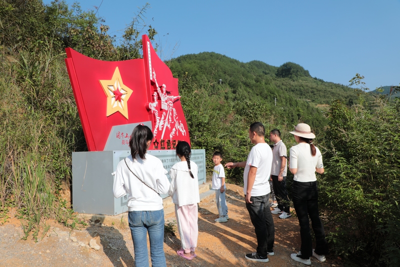 游客在困牛山戰斗遺址緬懷革命先烈，傳承紅色基因，賡續紅色血脈。 楊文美攝