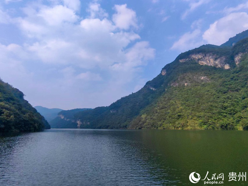 坐船前往羊皮洞瀑布。人民網 李永馨攝